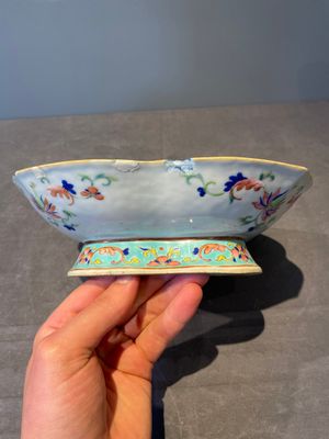 A Chinese blue, white and famille rose tea service, three famille rose bowls, a plate and a covered jar, 19th C. — 照片 26
