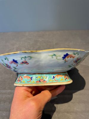 A Chinese blue, white and famille rose tea service, three famille rose bowls, a plate and a covered jar, 19th C. — 照片 27
