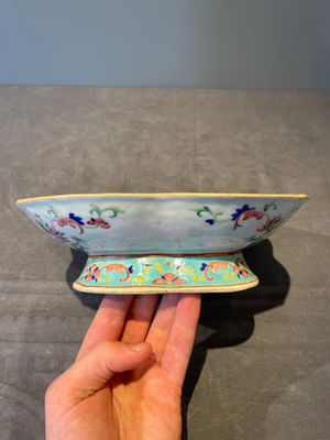 A Chinese blue, white and famille rose tea service, three famille rose bowls, a plate and a covered jar, 19th C. — 照片 28