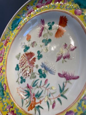 A Chinese blue, white and famille rose tea service, three famille rose bowls, a plate and a covered jar, 19th C. — 照片 3
