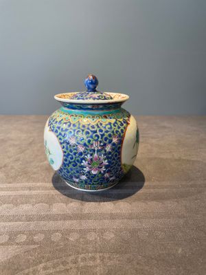 A Chinese blue, white and famille rose tea service, three famille rose bowls, a plate and a covered jar, 19th C. — 照片 33