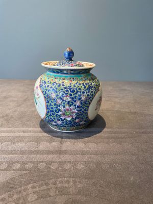 A Chinese blue, white and famille rose tea service, three famille rose bowls, a plate and a covered jar, 19th C. — 照片 35