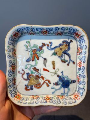 A Chinese blue, white and famille rose tea service, three famille rose bowls, a plate and a covered jar, 19th C. — 照片 43