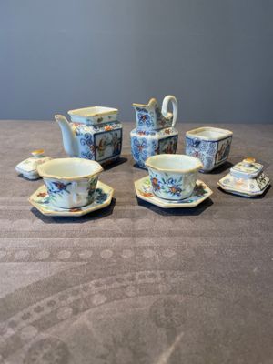 A Chinese blue, white and famille rose tea service, three famille rose bowls, a plate and a covered jar, 19th C. — 照片 48