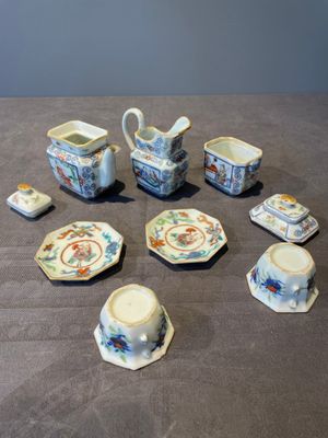 A Chinese blue, white and famille rose tea service, three famille rose bowls, a plate and a covered jar, 19th C. — 照片 49