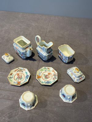 A Chinese blue, white and famille rose tea service, three famille rose bowls, a plate and a covered jar, 19th C. — 照片 50
