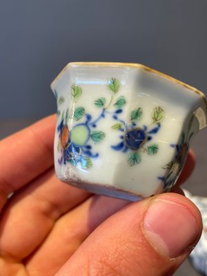 A Chinese blue, white and famille rose tea service, three famille rose bowls, a plate and a covered jar, 19th C. — 照片 57