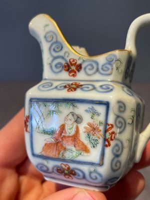 A Chinese blue, white and famille rose tea service, three famille rose bowls, a plate and a covered jar, 19th C. — 照片 61