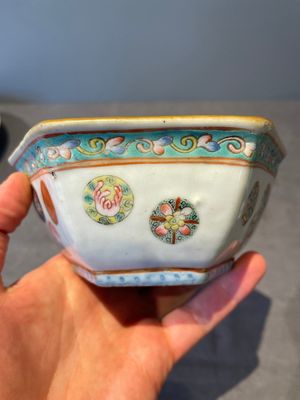 A Chinese blue, white and famille rose tea service, three famille rose bowls, a plate and a covered jar, 19th C. — 照片 8