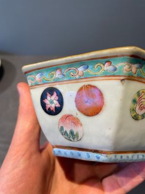 A Chinese blue, white and famille rose tea service, three famille rose bowls, a plate and a covered jar, 19th C. — 照片 9