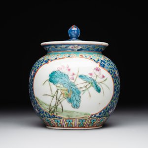 A Chinese blue, white and famille rose tea service, three famille rose bowls, a plate and a covered jar, 19th C. — 照片 11