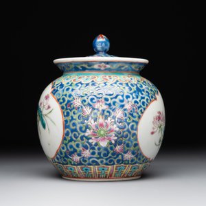 A Chinese blue, white and famille rose tea service, three famille rose bowls, a plate and a covered jar, 19th C. — 照片 12