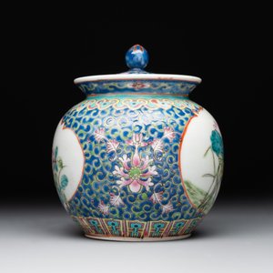 A Chinese blue, white and famille rose tea service, three famille rose bowls, a plate and a covered jar, 19th C. — 照片 13
