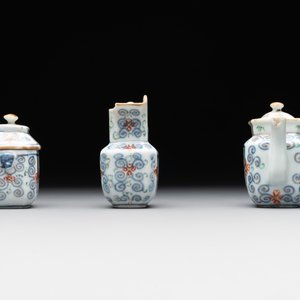 A Chinese blue, white and famille rose tea service, three famille rose bowls, a plate and a covered jar, 19th C. — 照片 20