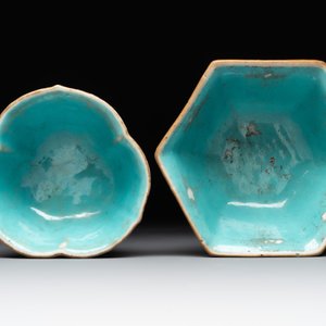 A Chinese blue, white and famille rose tea service, three famille rose bowls, a plate and a covered jar, 19th C. — 照片 8