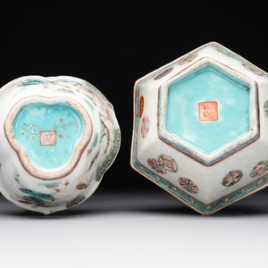A Chinese blue, white and famille rose tea service, three famille rose bowls, a plate and a covered jar, 19th C. — 照片 9