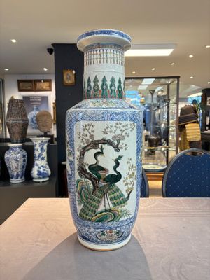 A Chinese blue, white and famille verte rouleau vase with figural and peacock design, Qianlong mark, 19th C. — photo 1