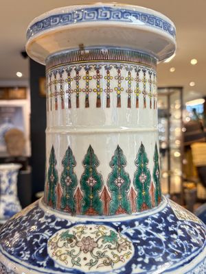 A Chinese blue, white and famille verte rouleau vase with figural and peacock design, Qianlong mark, 19th C. — photo 11