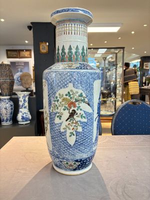 A Chinese blue, white and famille verte rouleau vase with figural and peacock design, Qianlong mark, 19th C. — photo 2