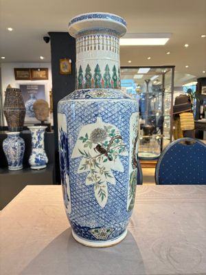 A Chinese blue, white and famille verte rouleau vase with figural and peacock design, Qianlong mark, 19th C. — photo 3