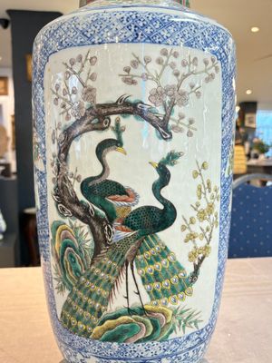 A Chinese blue, white and famille verte rouleau vase with figural and peacock design, Qianlong mark, 19th C. — photo 7