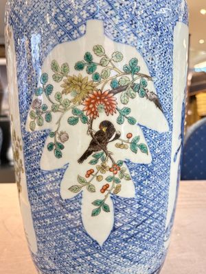 A Chinese blue, white and famille verte rouleau vase with figural and peacock design, Qianlong mark, 19th C. — photo 8