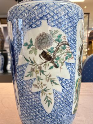 A Chinese blue, white and famille verte rouleau vase with figural and peacock design, Qianlong mark, 19th C. — photo 10
