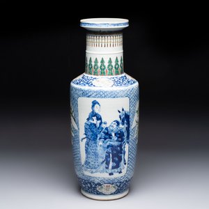 A Chinese blue, white and famille verte rouleau vase with figural and peacock design, Qianlong mark, 19th C. — photo 1