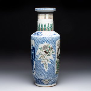 A Chinese blue, white and famille verte rouleau vase with figural and peacock design, Qianlong mark, 19th C. — photo 3