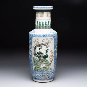 A Chinese blue, white and famille verte rouleau vase with figural and peacock design, Qianlong mark, 19th C. — photo 4