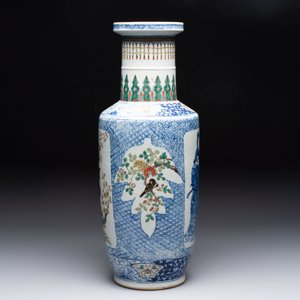 A Chinese blue, white and famille verte rouleau vase with figural and peacock design, Qianlong mark, 19th C. — photo 5