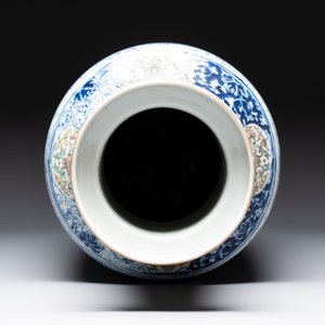 A Chinese blue, white and famille verte rouleau vase with figural and peacock design, Qianlong mark, 19th C. — photo 6