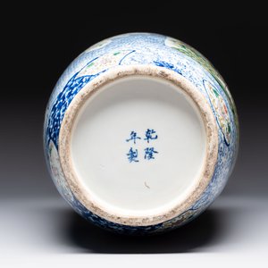 A Chinese blue, white and famille verte rouleau vase with figural and peacock design, Qianlong mark, 19th C. — photo 7