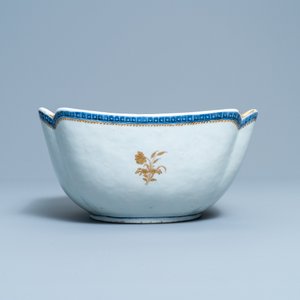 A Chinese blue, white and gilt English market bowl with the arms of Gale, Qianlong — photo 2