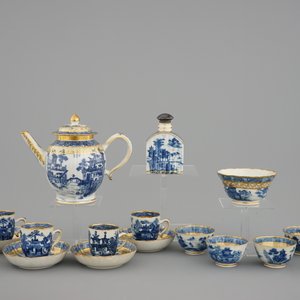 A Chinese blue, white and gilt part tea service with landscapes, Qianlong, 18th C. — photo 2