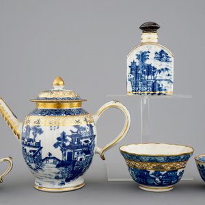A Chinese blue, white and gilt part tea service with landscapes, Qianlong, 18th C. — photo 3