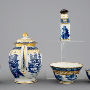 A Chinese blue, white and gilt part tea service with landscapes, Qianlong, 18th C. — photo 4