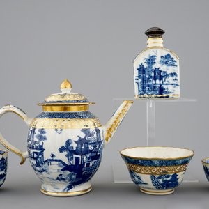 A Chinese blue, white and gilt part tea service with landscapes, Qianlong, 18th C. — photo 5