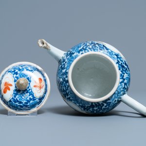 A Chinese blue, white and grisaille teapot and cover, 19th C. — photo 6