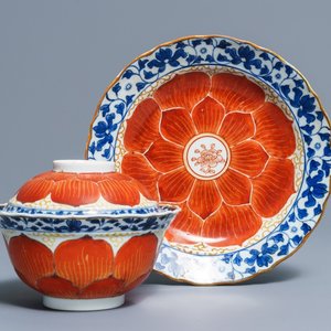 A Chinese blue, white and iron red bowl and cover on stand, Qianlong/Jiaqing — photo 1