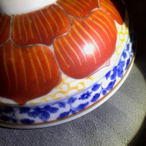 A Chinese blue, white and iron red bowl and cover on stand, Qianlong/Jiaqing — photo 18