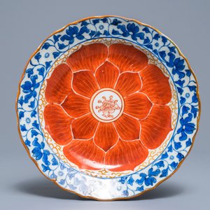 A Chinese blue, white and iron red bowl and cover on stand, Qianlong/Jiaqing — photo 2