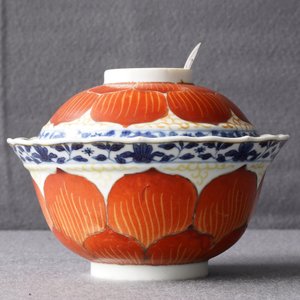 A Chinese blue, white and iron red bowl and cover on stand, Qianlong/Jiaqing — photo 29