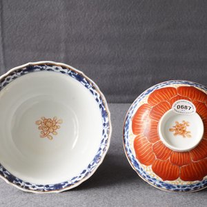 A Chinese blue, white and iron red bowl and cover on stand, Qianlong/Jiaqing — photo 30