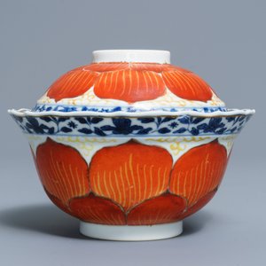 A Chinese blue, white and iron red bowl and cover on stand, Qianlong/Jiaqing — photo 7