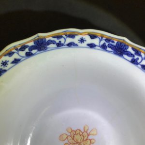 A Chinese blue, white and iron red bowl and cover on stand, Qianlong/Jiaqing — photo 10