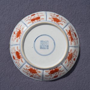 A Chinese blue, white and iron red 'Buddhist lion' plate, Qianlong mark, 18/19th C. — photo 4