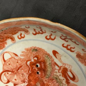 A Chinese blue, white and iron red 'Buddhist lion' plate, Qianlong mark, 18/19th C. — photo 8