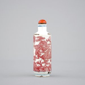 A Chinese blue, white and iron red dragon snuff bottle, ca. 1900 — 照片 1