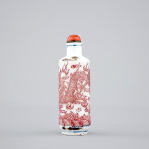 A Chinese blue, white and iron red dragon snuff bottle, ca. 1900 — 照片 2